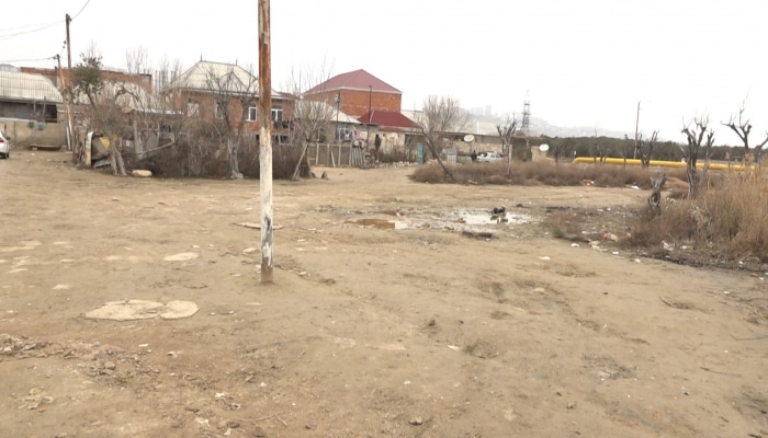 Bakının bu küçəsində problem bitmir: Qışda palçıq, yayda ilan yuvası