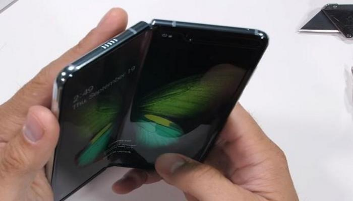 Samsung Galaxy Fold удивил пользователей в тесте на прочность