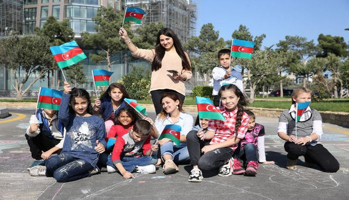 Uşaq evlərinin sakinləri "Mənim sevimli bayrağım" rəsmlərini çəkiblər