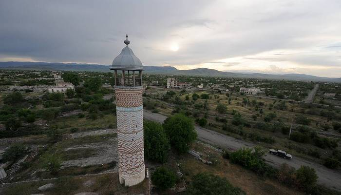 “İki minarəli məsciddən başqa bütün binalar darmadağın edilib” - alman jurnalistin Ağdam təəssüratları