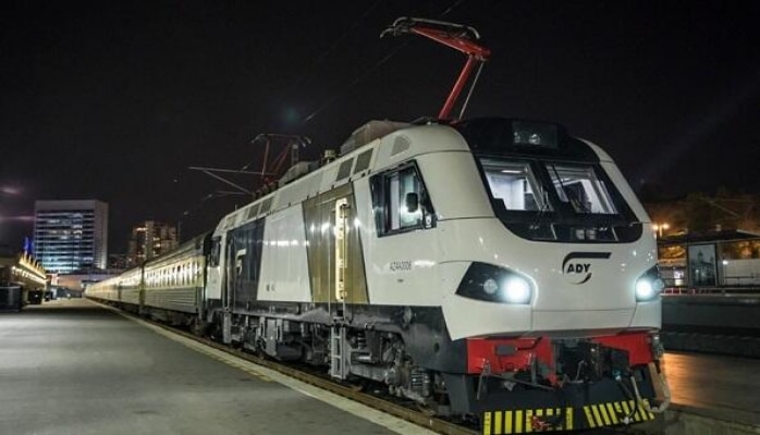 Bakı-Tiflis qatarı ilk dəfə sərnişin lokomotivi ilə yola salındı