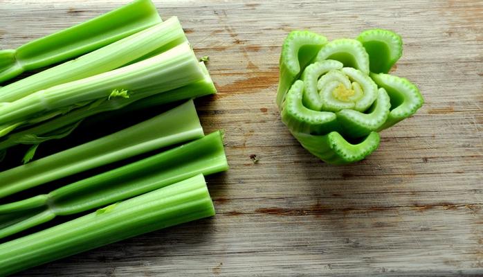 Qadınların bitkisi: Kərəviz - Qocalmanı ləngidir, səpkiləri azaldır