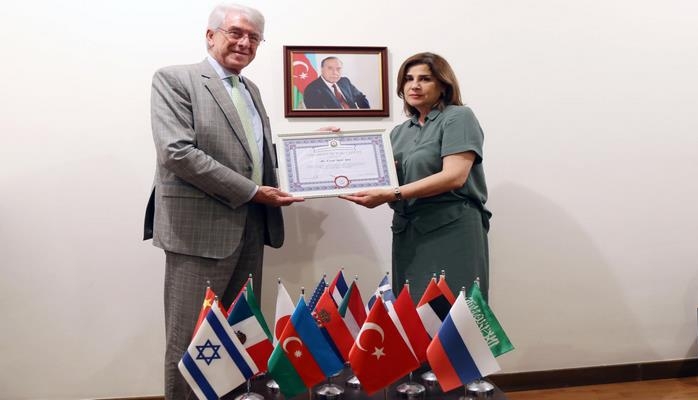 Глава дипмиссии Аргентины в Азербайджане удостоен почетного звания «Посол культуры»
