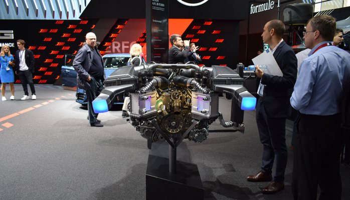 Mercedes-Benz Cenevredə GT-R üçün yeni mühərrik təqdim etdi