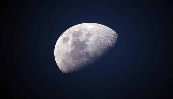Конспирологи пугают: Луна покидает земную орбиту