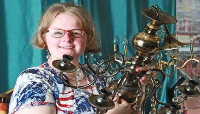 İngilis qadın şamdanla evləndi