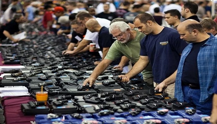 ABŞ-da Covid-19 panikası: İnsanlar kütləvi şəkildə silah alır