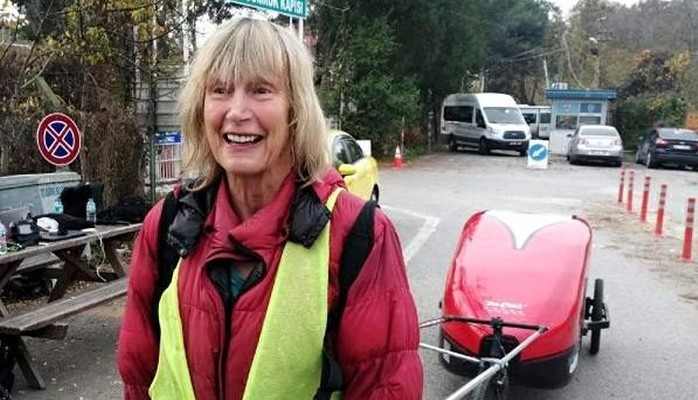 73 yaşlı bu qadın İngiltərədən piyada Azərbaycana gəlir