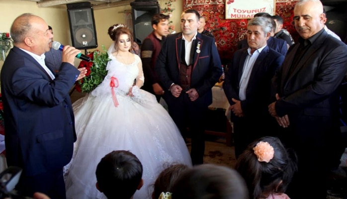 Azərbaycanda toyda maraqlı hadisə: Bəyə “Hərbi xidmətdə fərqlənməyə görə” medalı təqdim edildi