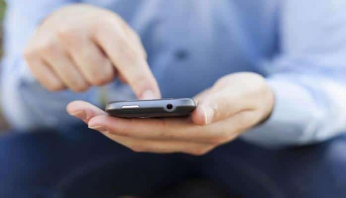 Медики назвали смартфон одной из главных причин травм людей