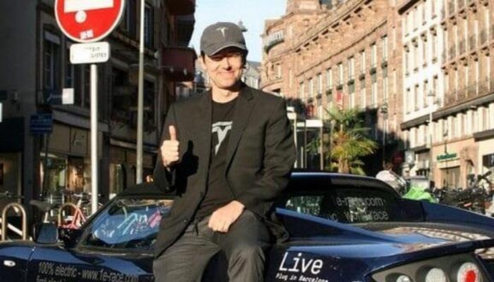 Dünya səyahətçisi elektromobili ilə Azərbaycana gəlir