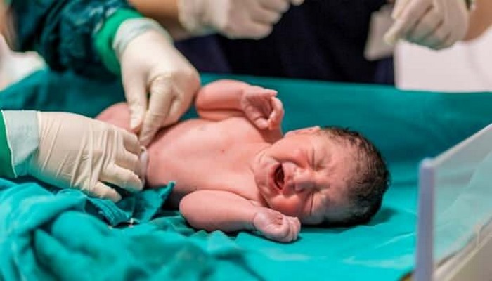 Dünyada ilk kez anne karnındaki bebekte Koronavirüs tespit edildi