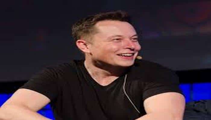 Илон Маск предложил пользователям поиграть в "Ведьмака" прямо в Tesla