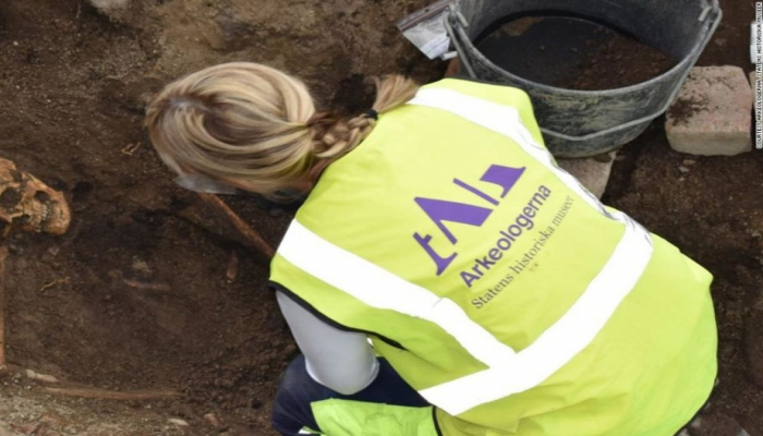 İsveç arxeoloqları vikinqlərin qayıq-məzarlarını tapıblar