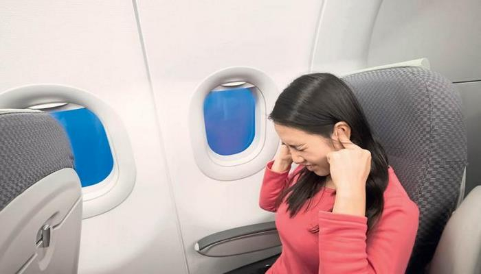 Təyyarədə yaranan qulaq ağrısı: Nə etmək lazımdır?