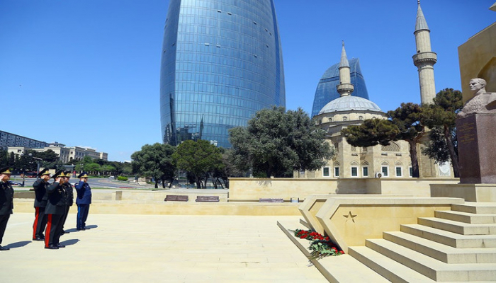 Руководство Минобороны посетило памятник Ази Асланову