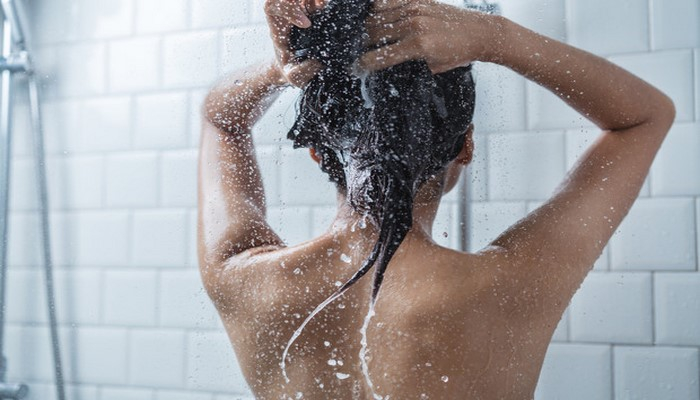 Почему нельзя мыть лицо под душем