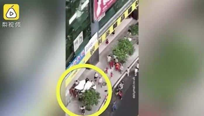 В Китае шестилетняя девочка выжила, упав с 26 этажа