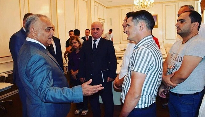 Bu icra başçısı 700 bal toplayanlara maşın verəcək