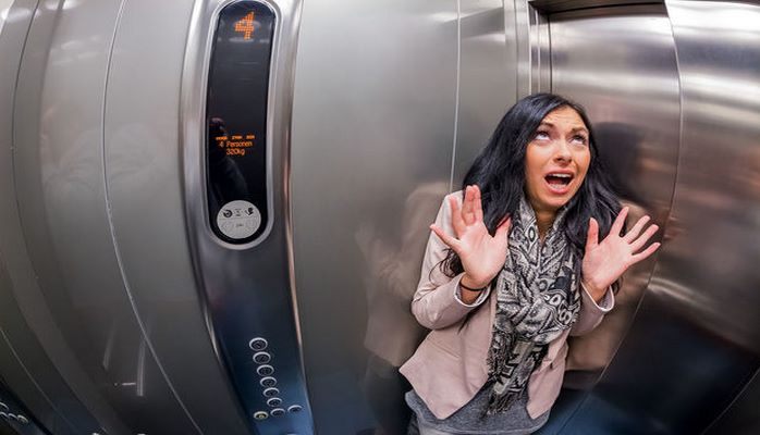 Amerikalı qadın həftəsonunu milyonçunun liftində keçirdi
