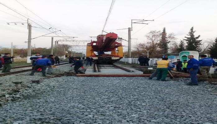 На ж/д станции Кюрдамир ведется установка новых стрелочных переводов