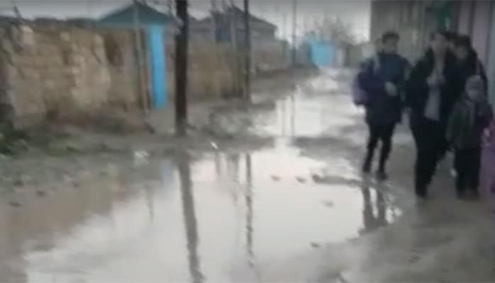 “Uşaqları məktəbə çəkmə ilə aparıb çatanda ayaqqabısını dəyişirik”