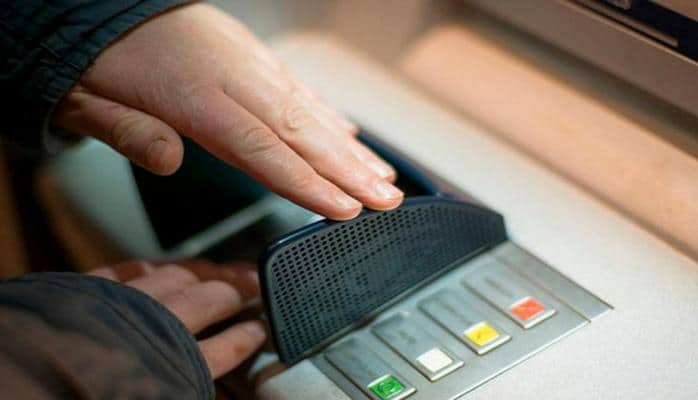Почему нельзя забирать чужую карту из банкомата