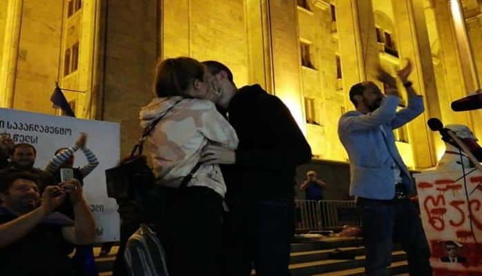 Tbilisidə etiraz aksiyası evlilik təklifi ilə başa çatıb