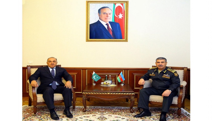 Министр обороны Азербайджана встретился с послом Пакистана, завершающим миссию в стране