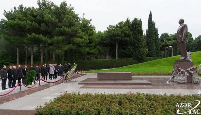 Представители МПК TRACECA посетили могилу Гейдара Алиева