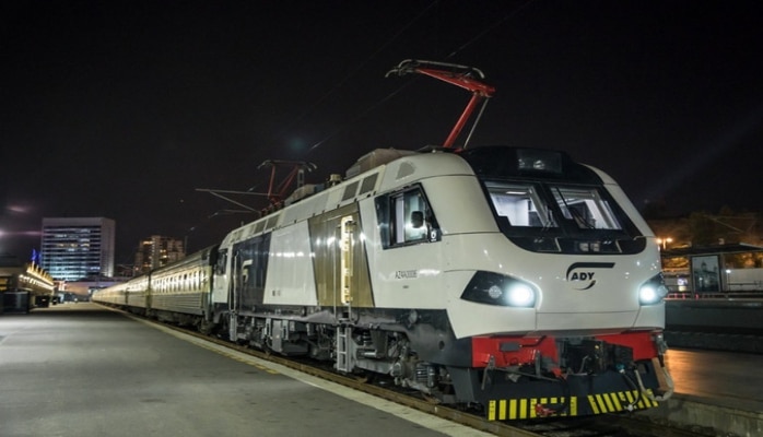 Bakı-Tbilisi-Bakı sürət qatarı ilk dəfə olaraq sərnişin lokomotivi ilə yola salınıb