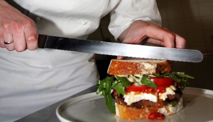 Evə girən oğru iki mayonezli sendviç hazırlayıb qaçdı