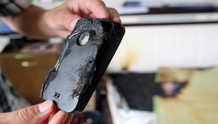 Школьник получил ожоги от загоревшегося в руках телефона