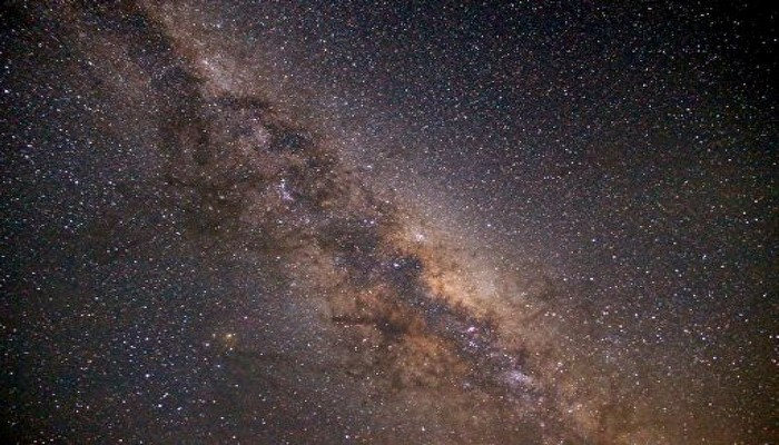 Ученые нашли в созвездии Лебедя "пятерку" из трех планет и двух звезд