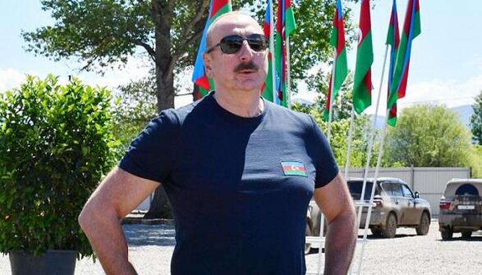 Əliyev Xocavənddə Azərbaycan bayrağını ucaltdı