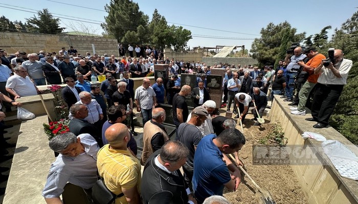 Elxan Qasımov oğlunun məzarı yanında dəfn olunub