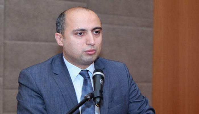 Emin Əmrullayev: Müəllimin dərs saatlarlarının azaldılması hesabına məktəbdə vakant yer yarada bilmərik