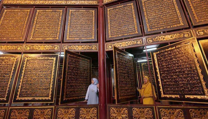 Taxtadan hazırlanmış ən böyük Quran İndoneziyadadır