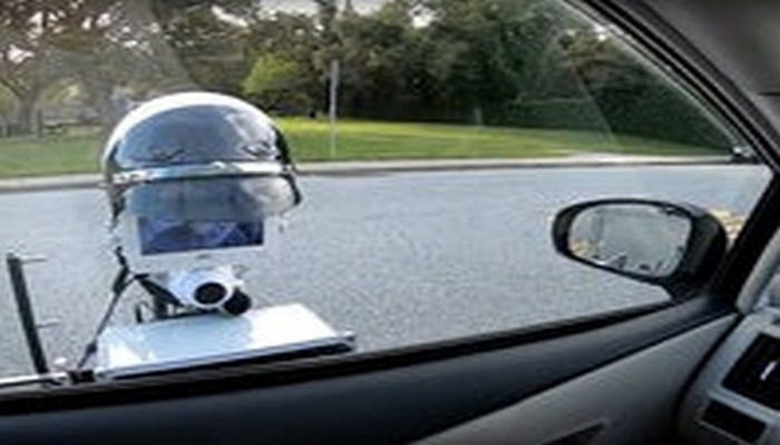 Yollarda sürücülərin sənədlərini yoxlayan robot təqdim olunub