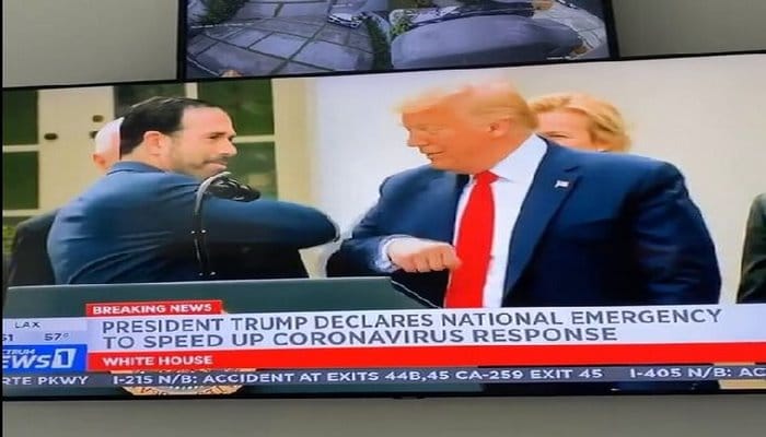 Tramp kürsüdə əl ilə deyil, dirsəklə görüşdü