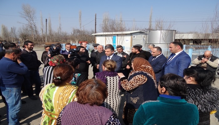 Baş direktor narazı sakinlərlə görüşdü