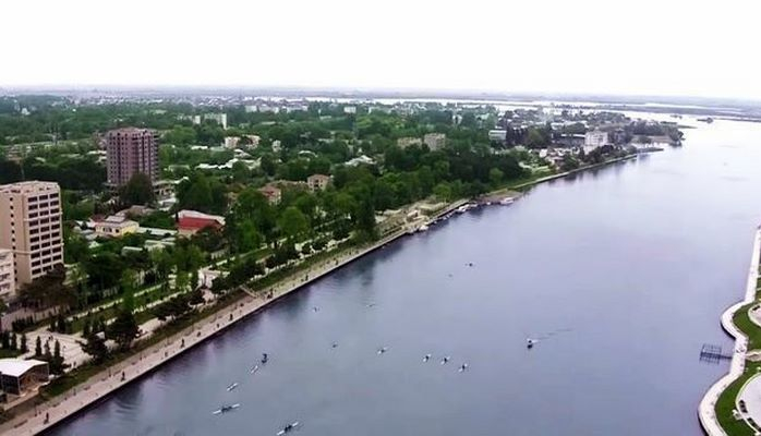 Ветер повалил деревья в Мингячевире