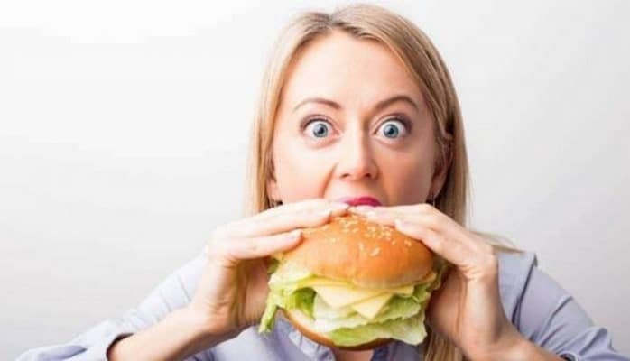 Эксперты установили, как недосып влияет на переедание.