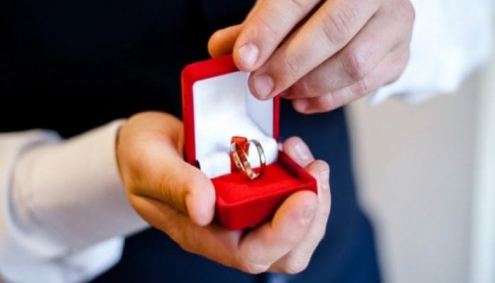 Sevgilisinin evlənmə təklifi qızı qorxutdu