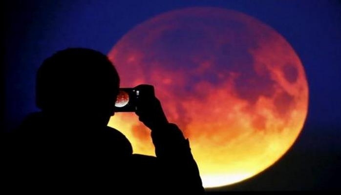 «Раздули из мухи Нибиру»: Россияне приняли ярко-оранжевую Луну за Планету X