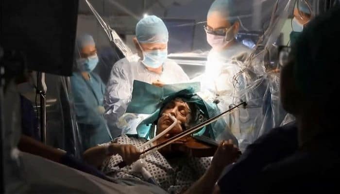 Xəstə beyin əməliyyatı zamanı skripka çaldı