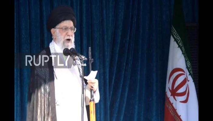 Хаменеи вышел к народу со снайперской винтовкой