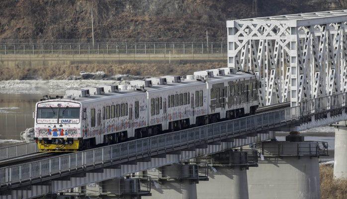 Северная и Южная Корея провели церемонию соединения железных дорог