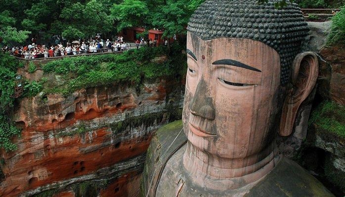 На животе самого большого в мире Будды нашли трещины
