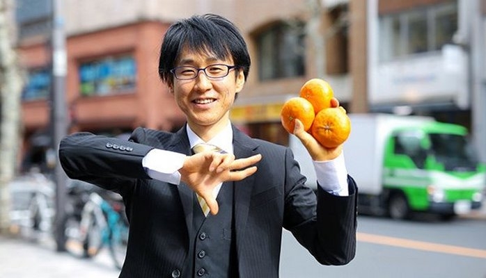 Японский профессор уже 8 лет питается одними фруктами и говорит, что это превратило его в "сверхчеловека"